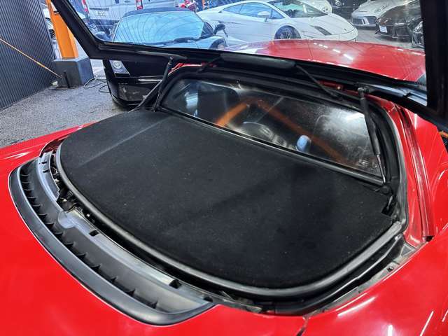 エンジンの上にメンテナンスリットと呼ばれるカバーがついています。