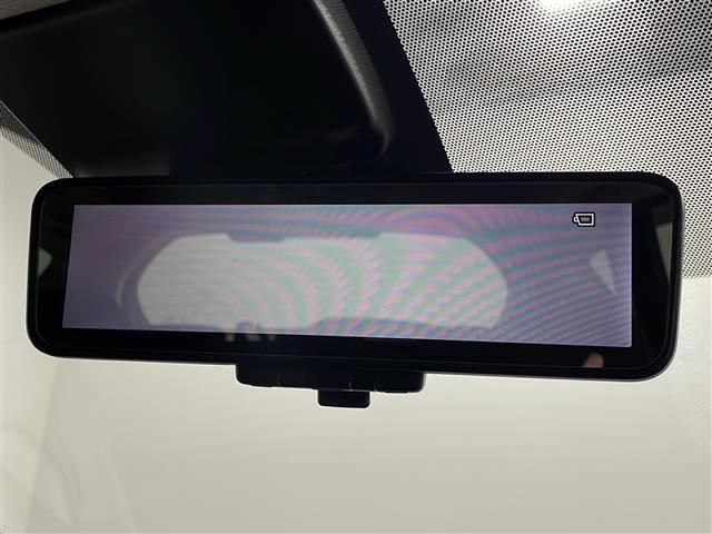 【デジタルインナーミラー（トヨタ）】車両後方カメラの映像をルームミラーに映すことが出来ます。 そのため、後席に人や荷物があって後方が見えづらい場合でもしっかり視界を確保することが出来ます。