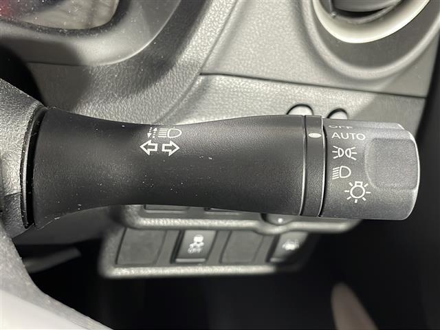 【オートライト（AUTO）】外の明るさをシステムが感知して、自動でヘッドライトが点灯します！ヘッドライトをつけ忘れを防ぐ便利機能です。