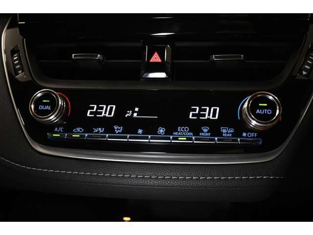 左右で温度調整の出来るデュアルオートエアコン完備☆快適な車内空間で会話も弾みます♪