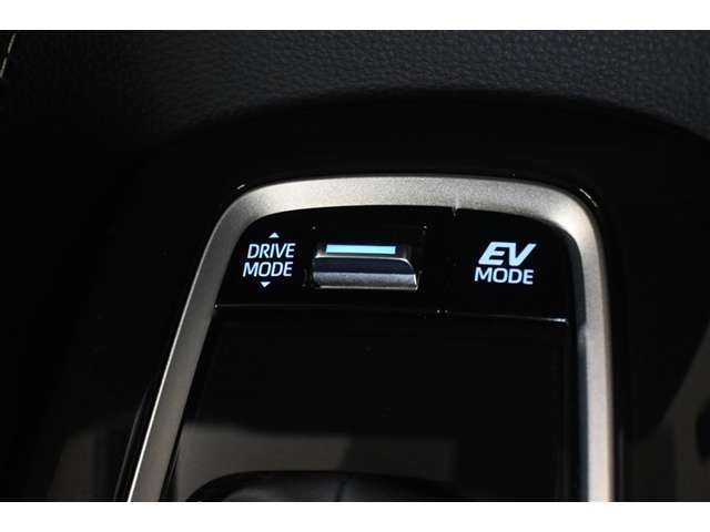 3つの走行モードがあります。『EVモード』はモーターのみで走行しガソリンを消費しないハイブリッド車ならではの環境にも優しい走行です。