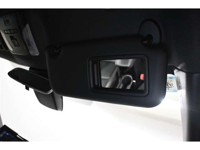 身だしなみも整えられるバニティミラーつきサンバイザーを装備！