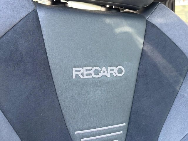 【RECARO製バケットシート】人間工学に基づいた面圧分布によって腰への負担や長時間運転時の疲労発生を軽減☆一目でレカロとわかるスポーティなルックスが特徴です。