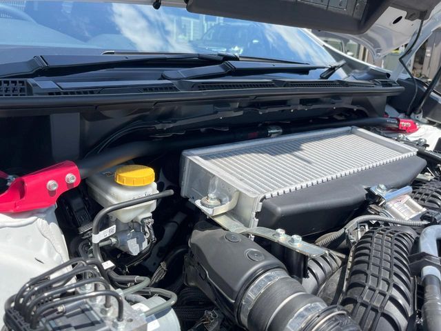 【STIタワーバー】お車の剛性を高めるタワーバーを装備。よりスムーズなコーナリング走行が可能となり、走りも楽しめます。
