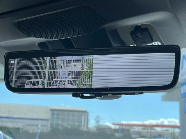 【スマートリヤビューミラー】後席の大きな荷物や同乗者で後方が確認しづらい時でも安心！カメラが撮影した車両後方の映像をルームミラー内に表示。クリアな視界で状況の確認が可能です！