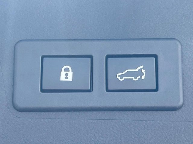 【パワーバックドア】スマートキーや運転席のボタンを押すだけでリアゲートが自動で開閉します！荷物を持っている時や、高い位置にあるバックドアを閉める際に便利な機能です♪