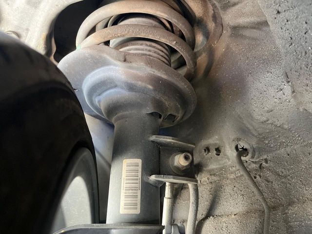 お車を安心してお乗りいただく為には、足回りの定期点検が欠かせません。サービスサポート（有償保証）では無料点検もご提供しており、安心のカーライフをお過ごしいただけるサポート体制が整っています。