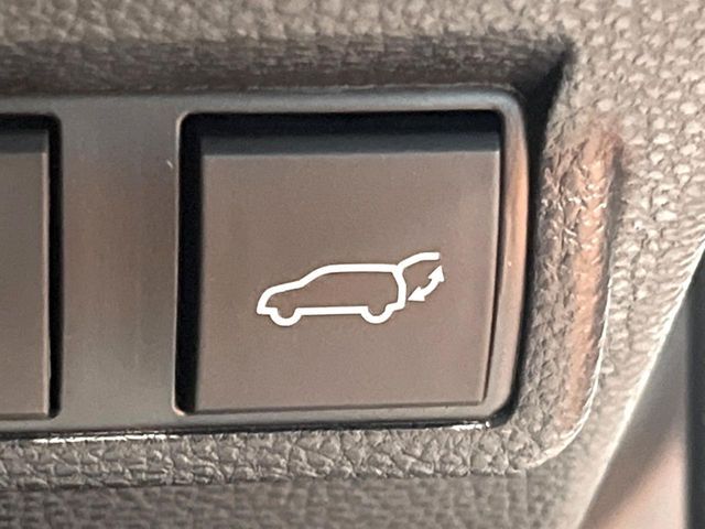 【パワーバックドア】スマートキーや運転席のボタンを押すだけでリアゲートが自動で開閉します！荷物を持っている時や、高い位置にあるバックドアを閉める際に便利な機能です♪