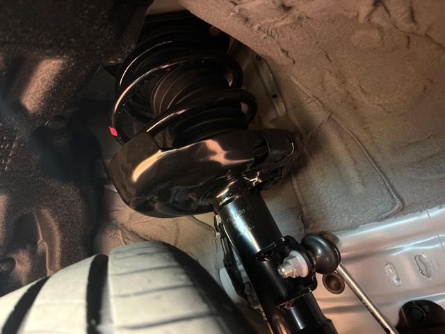 お車を安心してお乗りいただく為には、足回りの定期点検が欠かせません。サービスサポート（有償保証）では無料点検もご提供しており、安心のカーライフをお過ごしいただけるサポート体制が整っています。