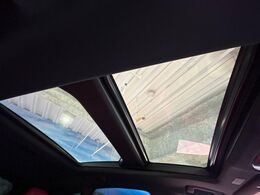 【サンルーフ】開放感たっぷりの希少装備、サンルーフが装着されています！車内に明かりを取り入れたり景色を楽しむ以外にも、車内の空気も簡単に換気できて快適です！