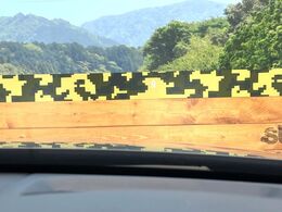 【ヘッドアップディスプレイ】現在の速度や走行情報をデジタル表示で運転席前方のガラスに投影！運転中、目線をずらさず必要な情報を確認できるのでとっても便利で安心！