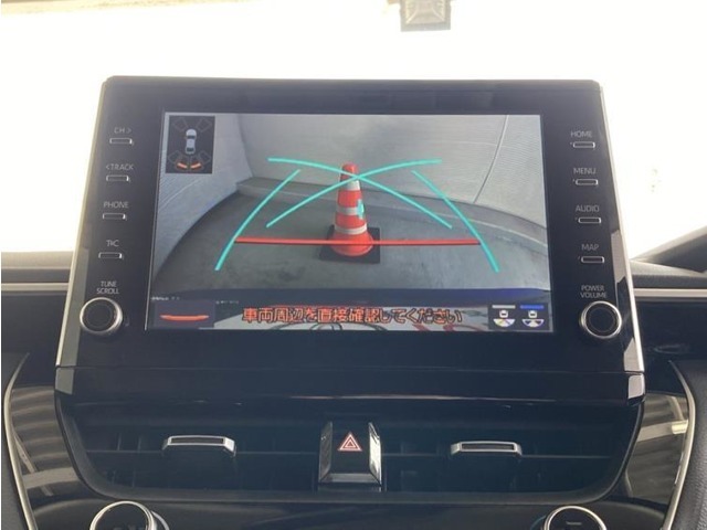 バックモニター付きです。車の後方に小型カメラが付いており、バックする際の後方の様子をモニター上に表示します。