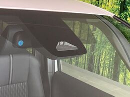 【トヨタセーフティセンス】走行中に前方の車両等を認識し、衝突しそうな時は警報とブレーキで衝突回避と被害軽減をアシスト。より安全にドライブをお楽しみいただけます。