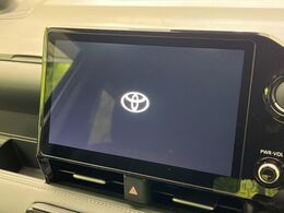 【10型純正ナビ】人気の純正ナビを装備。オーディオ機能も充実しており、Bluetooth接続すればお持ちのスマホやMP3プレイヤーの音楽を再生可能！毎日の運転がさらに楽しくなります！！
