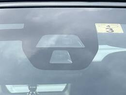 【シティブレーキアクティブシステム】低速走行中に前方の車両等を認識し、衝突しそうな時は警報とブレーキで衝突回避と被害軽減をアシスト。より安全にドライブをお楽しみいただけます。