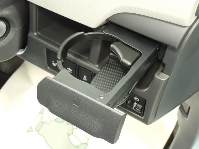 引き出し式のドリンクホルダーがあります。