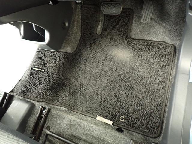 足元にフロアマットを装着しています。水分を吸収してくれるので、雨の日でも滑りにくいです☆