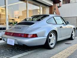 ポルシェ911type964は「911」の3代目に当たるモデルである！1世代目にあたる「901」や2世代目の「930」がセールスで成功したためデザインを踏襲しつつ中身をアップデートさせたモデルである！