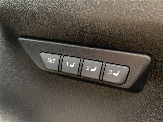 【メモリ付きパワーシート】それぞれのスイッチを押すと、あらかじめ設定したドライビングポジションに自動で調整してくれます。シートポジションがしっかり決まると、運転操作が楽になりますね！