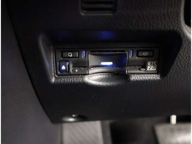 ETC装備です。やはり「高速道路や有料道路の料金所をスムーズに通過できる」のはいいですよね。「持ち合わせのお金がなかった！」なんて時にもETCカードは後払い決済なので安心ですよね。