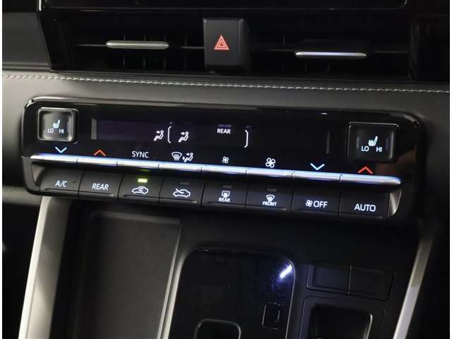 デザインもよく、居心地のよい運転席ですね。分かりやすいスイッチ類ですから操作もしやすく運転をサポートします。ぜひご来店いただき、実際にお座りいただいてステアリングを握ってみてください！