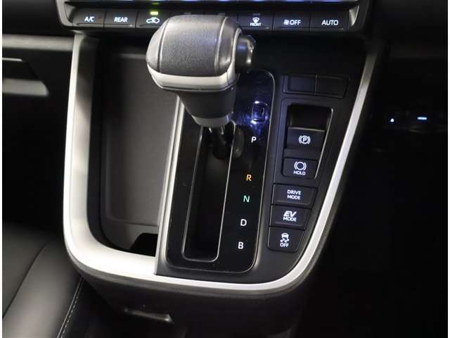 ストレスなく操作しやすいシフトレバーですね。