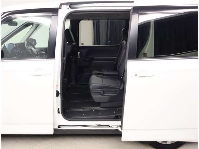 スライドドアの良いところは、乗り降りしやすく、隣の車両にドアをぶつける心配がないことですよね。両側電動スライドドアですから、運転席から開け閉めが操作できますよ。