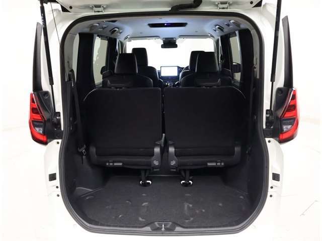 荷室もこの広さ！大きな荷物でも安心ですね♪さあ、何を載せてドライブに出かけましょうか？