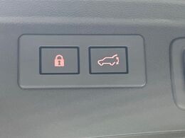 【パワーバックドア】スマートキーや運転席のボタンを押すだけでリアゲートが自動で開閉します！荷物を持っている時や、高い位置にあるバックドアを閉める際に便利な機能です♪