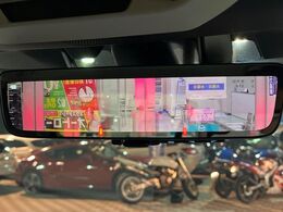 【スマートリヤビューミラー】後席の大きな荷物や同乗者で後方が確認しづらい時でも安心！カメラが撮影した車両後方の映像をルームミラー内に表示。クリアな視界で状況の確認が可能です！