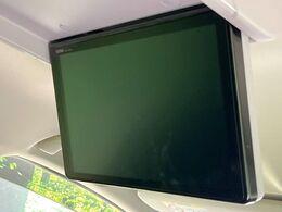 【フリップダウンモニター】大画面モニターで後席でもエンタメをお楽しみいただけます。小さなお子様にも大人気の装備です♪