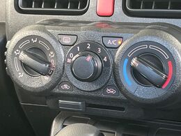 寒い冬も暑い夏も全席に快適な空調を届けてくれる、ダイヤル式エアコンを装備♪