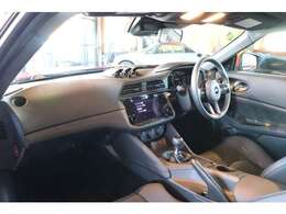 432オレンジのボディカラーにはブラック内装を組み合わせるのがカッコイイですね！