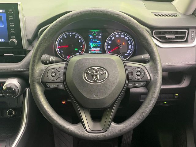 インテリアに合わせたデザインのステアリングは、運転される方のことも考え、運転しやすい形状、大きさです。是非一度、実際に触ってお確かめください。