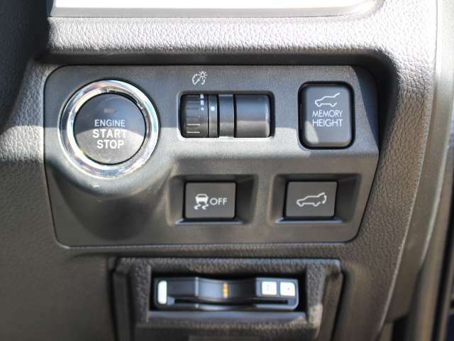 運転席廻りには、プッシュスタートスイッチ、横滑り抑制機能、電動リアゲートスイッチ、メモリーハイト機能が付いております♪