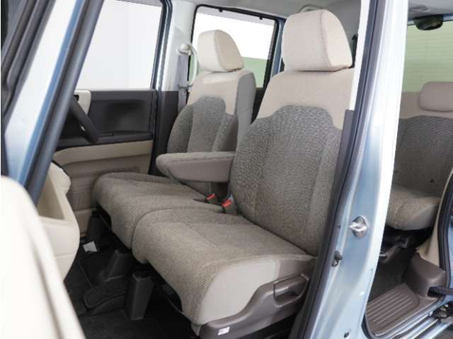 運転席と助手席は足元が繋がっているので自由に行き来しやすいので駐車場が狭いときでも助手席側からスムーズに乗り降りできて便利！