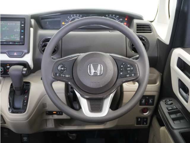 【Honda SENSING】 カメラ等装置で精度の高い検知能力を発揮、安全運転を支援します。ステアリング上のコントローラーに注目！
