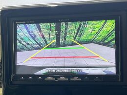 【バックカメラ】駐車時に後方がリアルタイム映像で確認できます。大型商業施設や立体駐車場での駐車時や、夜間のバック時に大活躍！運転スキルに関わらず、今や必須となった装備のひとつです！