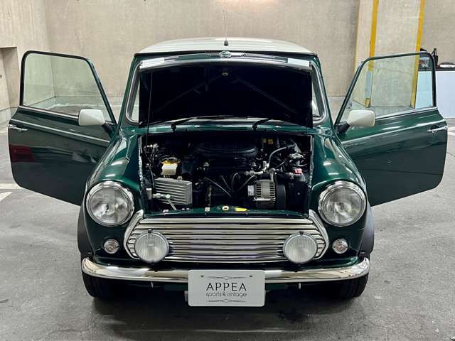 サイドストライプにクーパーロゴデカールはスポーツモデルの証◎ヘッドライトにレベリング機能搭載！ノンパワステを感じるのは駐車時の切り返し時のみ！女性でも街中の運転でハンドルの重さを感じる事はありません！