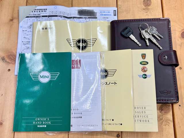 1オーナー個体につき当時物取説・保証書・スペアキー・BOOKケース完備◎記録簿はH13/3よりH31/3まで合計16枚揃っております！最新ポータブルナビやBT接続対応オーディオ取付等もお任せ下さい◎