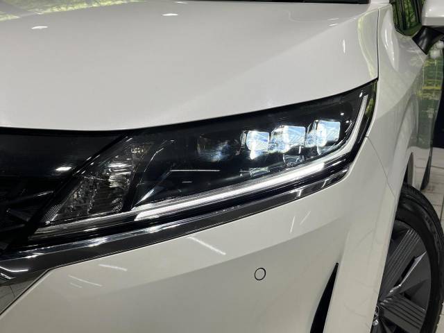 【LEDヘッドライト】悪天候や夜間走行時も良好な視界を確保し安心して運転できる高輝度LEDヘッドライトを装備！点灯速度が早く、消費電力も抑えられています。