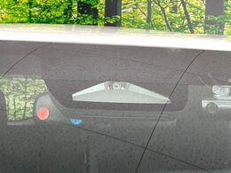 【トヨタセーフティセンス】走行中に前方の車両等を認識し、衝突しそうな時は警報とブレーキで衝突回避と被害軽減をアシスト。より安全にドライブをお楽しみいただけます。