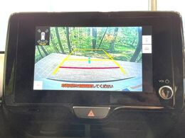 【バックカメラ】駐車時に後方がリアルタイム映像で確認できます。大型商業施設や立体駐車場での駐車時や、夜間のバック時に大活躍！運転スキルに関わらず、今や必須となった装備のひとつです！