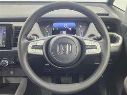 【ステアリング】軽い力で扱いやすいハンドルです。目立つ傷やスレなどなく綺麗な状態です！除菌プランいれていただくとさらに快適に！清潔なお車はお子様にも安心ですね！