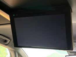 【フリップダウンモニター】大画面モニターで後席でもエンタメをお楽しみいただけます。小さなお子様にも大人気の装備です♪