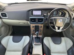 大人気コンパクトカーV40クロスカントリーモデルが入庫しました！AWDモデルで山道雪道も楽ちん♪さらに追従機能搭載やバックカメラ付きなので女性でも簡単に駐車できます！ぜひご覧ください！