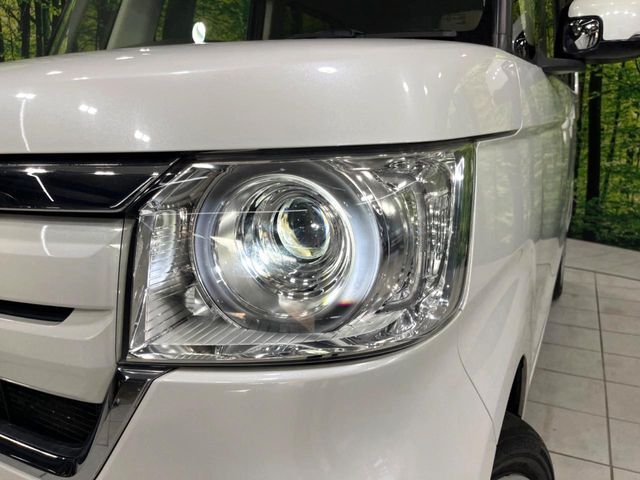 【LEDヘッドライト】悪天候や夜間走行時も良好な視界を確保し安心して運転できる高輝度LEDヘッドライトを装備！点灯速度が早く、消費電力も抑えられています。