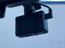 【ドライブレコーダー】安心・安全なカーライフに必須のドライブレコーダーを装備！走行中はもちろん、あおり運転や事故に遭遇した際の状況も映像で記録し、万一のリスクに備えます。