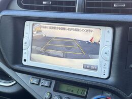 【バックカメラ】駐車時に後方がリアルタイム映像で確認できます。大型商業施設や立体駐車場での駐車時や、夜間のバック時に大活躍！運転スキルに関わらず、今や必須となった装備のひとつです！