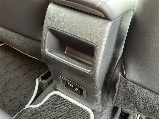 フロアマット搭載です！車内が汚れるのを防ぎます！！